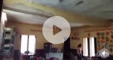 बारां: शहर के नगर परिषद वार्ड 5 में स्थित सीताराम मीणा स्कूल की छत से अचानक मलबा गिरा, बाल-बाल बचे स्कूली बच्चे