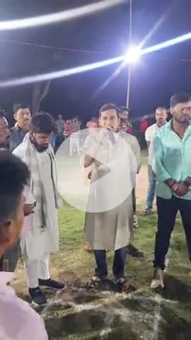 चकाई विधानसभा क्षेत्र अंतर्गत बरमोरिया पंचायत के गुडरबाद ईदगाह मैदान में हो रहे सर्किल क्रिकेट मैच का विधिवत शुभारंभ चंदन सिंह फाउंडेशन प्रमुख श्री चंदन सिंह जी ने फीता काटकर किया।