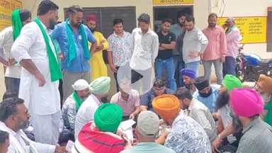 पूरनपुर: मझरा तालुके महराजपुर में तैनात लाइनमैन को हटाने से नाराज भाकियू ने धरने पर बैठे