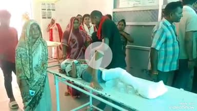 मिर्ज़ापुर: आरंगी सरपती गांव में प्राथमिक विद्यालय की जर्जर दीवार गेट के साथ भरभरा कर गिरी, कक्षा 1 के 2 छात्र हुए घायल