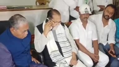 कांके: कांग्रेस भवन में जनता दरबार, वित्त मंत्री राधाकृष्ण किशोर ने सुनी लोगों की समस्या