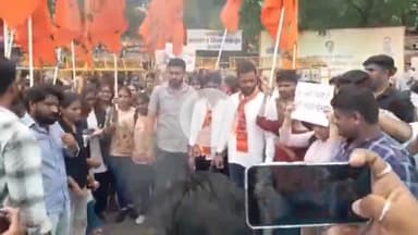 अजमेर: ABVP ने 2 सूत्री मांगों को लेकर कलेक्ट्रेट के बाहर टायर जलाकर किया प्रदर्शन, दिया ज्ञापन