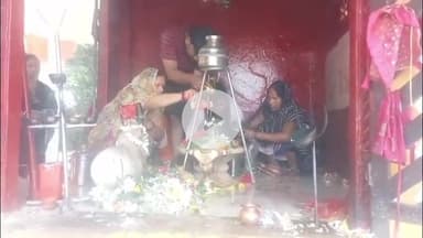 जयसिंहपुर: प्राचीन शिव मंदिर जयसिंहपुर में सावन महीने के पहले सोमवार को भक्तों की लगी भीड़, भक्त कर रहे हैं पूजन-अर्चन