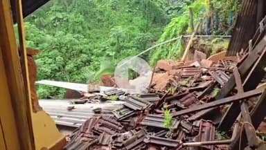 ಶಿರಸಿ: ಮರಾಠಿಕೊಪ್ಪದ ಜೋಡುಕಟ್ಟೆ ಸಮೀಪದಲ್ಲಿ ಮನೆ ಕುಸಿತ ಪ್ರದೇಶಕ್ಕೆ ಬಿಜೆಪಿ ಮುಖಂಡ ಅನಂತಮೂರ್ತಿ ಹೆಗಡೆ ಭೇಟಿ, ಸಾಂತ್ವನ