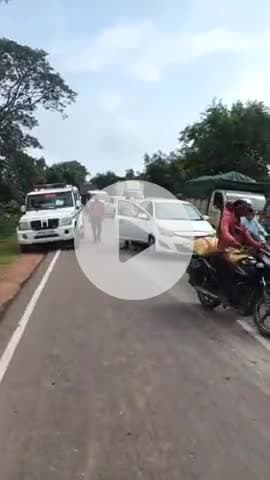 टीकमगढ़: टीकमगढ़-झांसी हाईवे पर अनियंत्रित होकर पलटा केलों से भरा एक ट्रक, लगा लंबा जाम