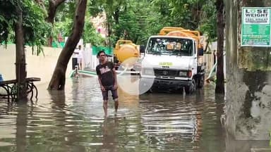 कोल: शहर में बरसात के बाद अधिकारियों ने घरों में भरे पानी को निकालने के लिए नगर निगम की गाड़ियों को किया तैनात