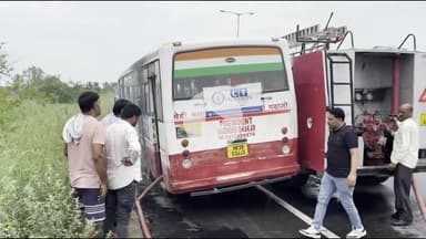 हांसी: हांसी में चलती प्राइवेट बस में लगी आग, ड्राइवर की सूझबूझ से बाल-बाल बचे 40 यात्री