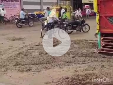 बारां: सीवरेज लाइन का काम अधूरा होने से वाहन चालक परेशान, मांगरोल बाईपास पर फंसे ट्रोला से यातायात हुआ प्रभावित