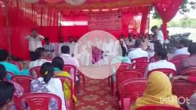 बहराइच: बीएसए कार्यालय के पास उत्तर प्रदेशीय प्राथमिक शिक्षक संघ ने विद्यालयों के विलय के विरोध में किया प्रदर्शन