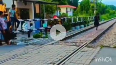 बरेली: किला थाना क्षेत्र के अलखनाथ मंदिर के सामने रेलवे क्रॉसिंग पर युवक ने जान जोखिम में डालकर क्रिश बनाकर बनाई रील