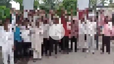 हसनपुर: कोतवाली गेट पर गांव के ग्रामीणों ने किया प्रदर्शन, बोले- गांव की महिला ने युवाओं पर झूठे छेड़छाड़ के आरोप लगाए