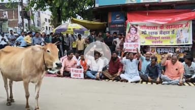 बीना: सर्वोदय चौराहे पर गौ सेवकों का विधायक के विरोध में प्रदर्शन, एसडीएम को सौंपा ज्ञापन