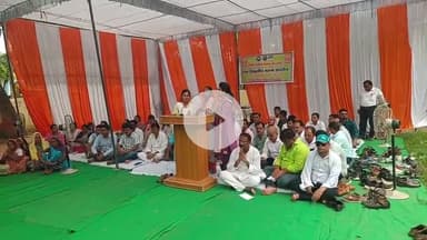 उन्नाव: उत्तर प्रदेश प्राथमिक शिक्षक संघ के बैनर तले शिक्षकों ने BSA ऑफिस में विद्यालय मर्जर और पेयरिंग के खिलाफ विरोध प्रदर्शन किया