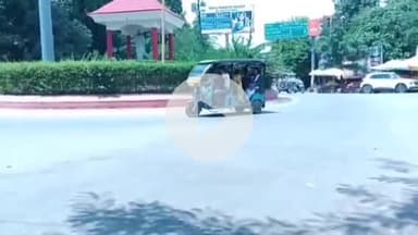 सीतापुर: नगर में ई-रिक्शा चालकों द्वारा यातायात नियमों की उड़ाई जा रही धज्जियां, क्षमता से अधिक बच्चे ले जाते वीडियो हुआ वायरल