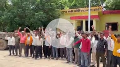 झांसी: कृषिमंडी बरुआसागर के दफ्तर पहुंचे सैकड़ों किसानों ने उत्पीड़न के विरोध में किया प्रदर्शन, एक किसान बेहोश