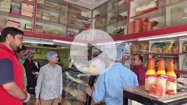 गुमला: खाद्य सुरक्षा अभियान के तहत गुमला के होटलों में छापेमारी, खाद्य सामग्री के नमूने लिए गए