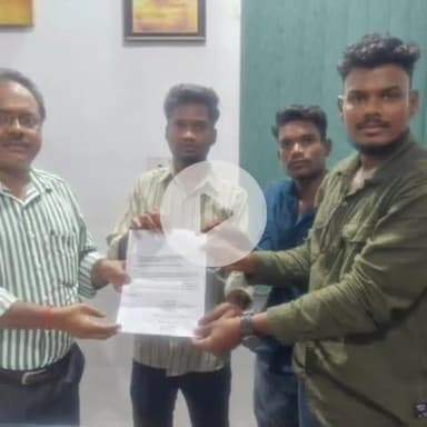 चांडिल: सिंहभूम कॉलेज चांडिल में बैंक चालान जमा करने की व्यवस्था की मांग, प्राचार्य को सौंपा ज्ञापन