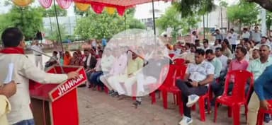 सुल्तानपुर: सुल्तानपुर जिले के तिकोनिया पार्क में विद्यालय युग्मन और बंदी के विरोध में शिक्षक संघ का प्रदर्शन