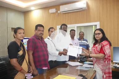 सिमडेगा: वन अधिकार कानून 2006 के लंबित मामलों के निपटारे के लिए ग्राम सभा मंच ने सिमडेगा उपायुक्त से मुलाकात की