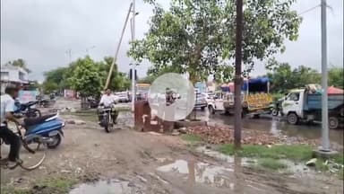 मथुरा: जमुना पार की लक्ष्मी नगर क्षेत्र के आम रास्तों पर भरा पानी, शहर की दुर्दशा पर बोले पूर्व पलिका अध्यक्ष