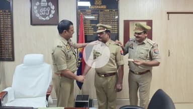 मंझनपुर: कड़ी मेहनत का मिला फल, कौशाम्बी में चार मुख्य आरक्षी बने उपनिरीक्षक, मंझनपुर में एसपी ने खुद लगाया कंधे पर स्टार