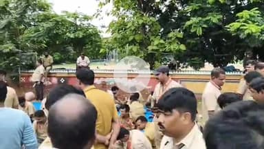 ଭୁବନେଶ୍ବର ମ୍ୟୁନିସିପାଲଟି କର୍ପୋରେସନ: ୭ ଦଫା ଦାବି ନେଇ ବରମୁଣ୍ଡା ବସଷ୍ଟାଣ୍ଟ ନିକଟରେ ଷ୍ଟିଅରିଂ ଛାଡ଼ ଆନ୍ଦୋଳନ କରୁଛି ଓଡ଼ିଶା ଡ୍ରାଇଭର ମହାସଂଘ