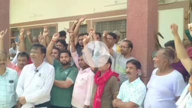 फरेंदा: आनंदनगर में दुकानदारों ने हड़ताल कर 40 दुकानें की बंद, ऊपरी मंजिल के निर्माण का किया विरोध