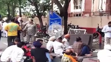 ਜਲੰਧਰ 1: ਐਸਐਸਪੀ ਦਿਹਾਤੀ ਦਫਤਰ ਵਿਖੇ ਬਸਪਾ ਦੇ ਆਗੂਆਂ ਨੇ ਦਿੱਤਾ ਧਰਨਾ , ਕਰਤਾਰਪੁਰ ਵਿਖੇ ਝੂਠੇ ਪਰਚੇ ਦਰਜ ਕਰਨ ਦੇ ਲਗਾਏ ਆਰੋਪ