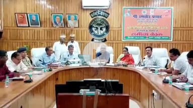 बहराइच: कलेक्ट्रेट सभागार में वृक्षारोपण के लिए नामित नोडल अधिकारी ने जिले के अधिकारियों के साथ बैठक की, दिए आवश्यक दिशा निर्देश