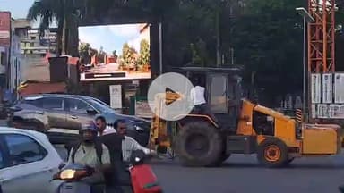 झांसी: इलाइट चौराहे के पास नो पार्किंग में खड़ी कार को लिफ्टर ने उठाया, ड्राइवर लिफ्टर पर सवार हुआ