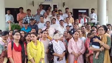 झांसी: झांसी में शिक्षकों का फूटा गुस्सा, विद्यालय मर्ज व तबादलों पर कलेक्ट्रेट में जिलाधिकारी को सौपा ज्ञापन #jansamasya