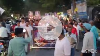 गोपालगंज: विवाहिता की हत्या के बाद आरोपियों की गिरफ्तारी की मांग को लेकर मौनिया चौक से निकाला गया कैंडल मार्च