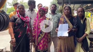 झांसी: सदर बाजार में कैंटोमेंट कर्मचारियों से परेशान फुटपाट दुकानदारों ने झांसी कैंटोमेंट अधिकारी से की शिकायत #jansamasya