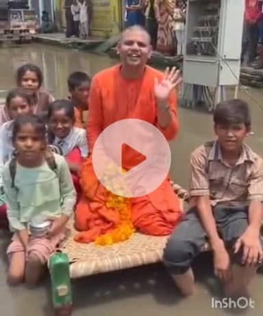 आगरा: गांव अजीजपुर में सड़क पर जल भराव को लेकर बाल योगी ने सांसद व विधायक को सुनाई खरी खोटी