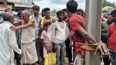 बेगूसराय: बेगूसराय बस स्टैंड के पास मोबाइल चोरी के आरोप में युवक को पोल से बांधकर पीटा