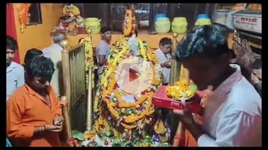 कादीपुर: बिजेथुआ महावीरन पावन धाम पर शाम को बजरंगबली हनुमान जी के दर्शन के लिए श्रद्धालुओं की लगी भीड़