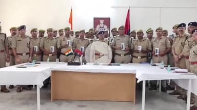 अमरोहा: अमरोहा एसपी ने क्राइम रोकने के लिए विवेचकों को 29 टैबलेट और बीट आरक्षियों को 327 स्मार्टफोन दिए