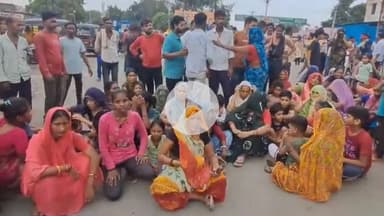 टेहरोली: कांशीराम कॉलोनी में बिजली और पानी की समस्या को लेकर ग्रामीणों ने किया चक्का जाम, मौके पर पहुंची पुलिस