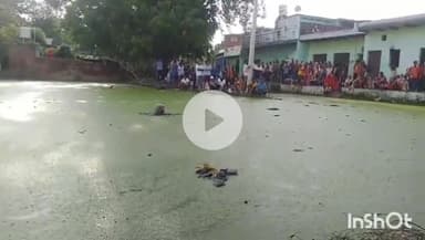 आगरा: गांव मनकेड़ा में जल भराव की समस्या को लेकर महिला ने ली जल समाधि, धरने पर  पर बैठे ग्रामीण #jansamasya