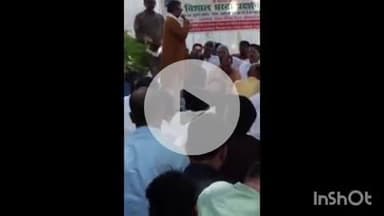 वाराणसी में मर्जर के विरोध में शिक्षकों ने बीएसए ऑफिस पर किया प्रदर्शन