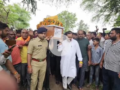 सारंगपुर: सारंगपुर विधायक मंत्री गौतम टेटवाल ने शहीद दीप सिंह सोलंकी को कंधा दिया, श्रद्धा सुमन अर्पित किए