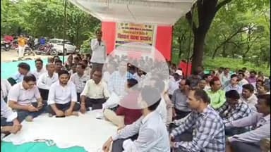 फिरोज़ाबाद: शिक्षक संघ के बैनर तले जिला मुख्यालय परिसर में सरकारी स्कूल के मर्जर के विरोध में जोरदार प्रदर्शन किया गया