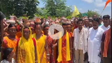 जोकीहाट: खुट्टी में विषहरी पूजा को लेकर महिलाओं ने निकाली कलश यात्रा