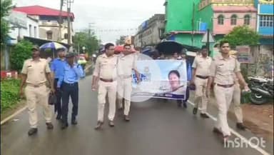 সারেঙ্গা: সারেঙ্গা বাজারে পথ নিরাপত্তা সপ্তাহ উপলক্ষে আদিবাসী ধামসা মাদল সহযোগে সচেতনতামূলক বর্ণাঢ্য শোভাযাত্রা হল পুলিশের