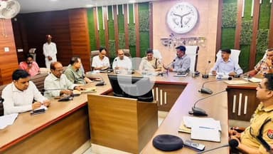 जौनपुर: कलेक्ट्रेट सभागार में हुई बैठक में बिजली कर्मचारियों के असंतोष को लेकर अलर्ट पर है जिला प्रशासन