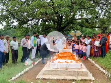 इचाक: प्रखंड में शहीद तापस सोरेन का 17वां शहादत दिवस मनाया गया