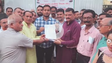 रामपुर: मंगलवार को बीएसए कार्यालय पर विद्यालय विलय के विरोध में शिक्षकों ने किया प्रदर्शन