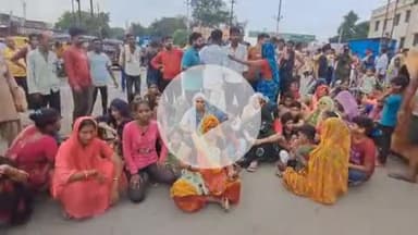 झांसी: बरुआसागर काशीराम कॉलोनी के निवासियों ने बिजली कटौती से परेशान होकर किया सड़क जाम, कहा- एक हफ्ते से नहीं आ रही बिजली