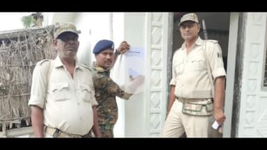 नबीनगर: खेदन बिगहा में न्यायालय द्वारा निर्गत 1 अभियुक्त के घर पुलिस ने विधिवत चस्पाया इश्तेहार