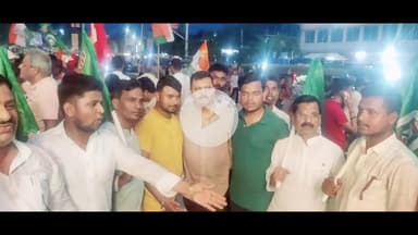 नबीनगर: विधायक विजय कुमार सिंह उर्फ डब्लू सिंह गांधी मैदान में आयोजित मशाल जुलूस में हुए शामिल